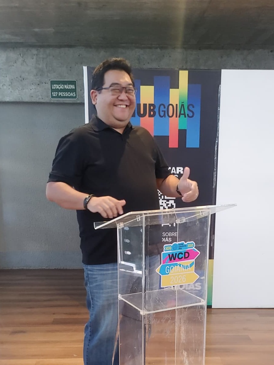 Pablo Yamashita palestrando sobre IA e transformação cultural